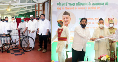 महाराष्ट्र: राज्यपाल के हाथों डब्बा वालों को बांटी गई साइकिल