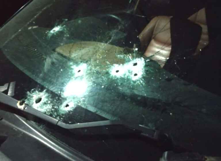 कश्मीर: कुलगाम में भाजपा युवा मोर्चा के नेता और 2 कार्यकर्ताओं को आतंकियों ने घर जाते वक्त गोली मारी!