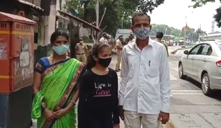 मुंबई: कर्ज के बोझ से परेशान किसान दंपत्ति ने सीएम के घर के बाहर दिया धरना, पुलिस ने लिया हिरासत में..