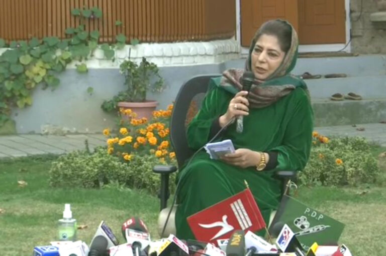 महबूबा को मंजूर नहीं देश का तिरंगा, कहा- कश्मीर के अलावा कोई दूसरा झंडा नहीं उठाऊंगी!