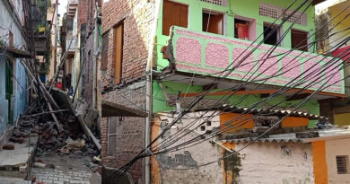 UP: वाराणसी के सदर बाजार में मकान निर्माण के दौरान छज्‍जा गिरने से 4 मजदूर घायल