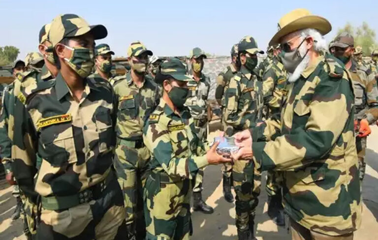 पीएम मोदी ने जवानों के साथ मनाई दिवाली, बांटी मिठाइयां, सैनिकों के पराक्रम को सराहा