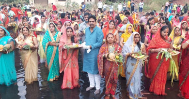 मुंबई: कोरोना काल में समुद्र किनारे लगा पहरा तो महिलाओं ने कृतम तालाब में दिया डूबते सूरज को अर्घ्य!