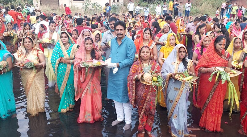 मुंबई: कोरोना काल में समुद्र किनारे लगा पहरा तो महिलाओं ने कृतम तालाब में दिया डूबते सूरज को अर्घ्य!