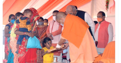 वनटांगिया गांव के लोगों के साथ दिवाली मनाने पहुंचे सीएम योगी, दिया 65.77 लाख रुपये का 'खास गिफ्ट'!