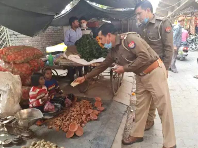 जब सड़क किनारे दीये बेच रहे बच्चियों की बात सुनकर पसीज गया पुलिसकर्मियों का दिल...तो आगे क्या हुआ खुद जानिए!