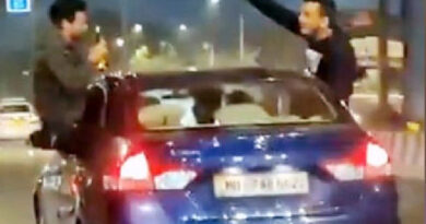 मुंबई: चलती कार की खिड़की पर बैठकर शराब पीना पड़ा भारी, वीडियो सामने आने के बाद पुलिस ने तीनों युवकों को किया गिरफ्तार!