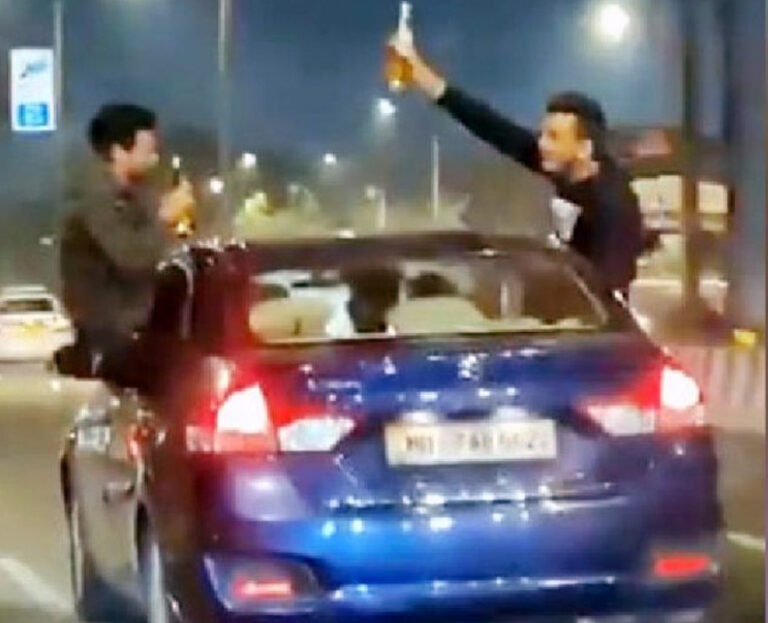 मुंबई: चलती कार की खिड़की पर बैठकर शराब पीना पड़ा भारी, वीडियो सामने आने के बाद पुलिस ने तीनों युवकों को किया गिरफ्तार!