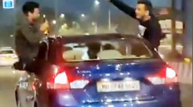 मुंबई: चलती कार की खिड़की पर बैठकर शराब पीना पड़ा भारी, वीडियो सामने आने के बाद पुलिस ने तीनों युवकों को किया गिरफ्तार!