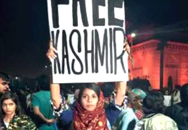 मुंबई पुलिस का फैसला-'Free kashmir' का पोस्टर लहराने वाली महिला के खिलाफ बंद होगा केस