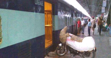 UP: प्रवासी श्रमिकों की बाइकों ने रेलवे को किया मालामाल, महाराष्ट्र के लिए बुक की गई हैं मोटरसाइकिलें
