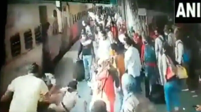 मुंबई: चलती ट्रेन से नीचे जा गिरी महिला, फिर क्या हुआ