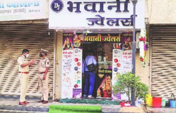 मुंबई में दिन दहाड़े चार लुटेरों ने लूटी ज्वैलरी शॉप, विरोध करने पर दुकानदार को मारा चाकू; 3 गिरफ्तार