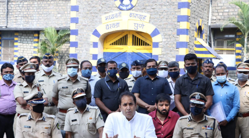 महाराष्ट्र में बनेंगी आधुनिक जेल, गृहमंत्री देशमुख ने की कैदियों से मुलाकात