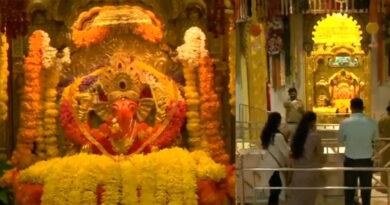 नए साल के खास अवसर पर ऑनलाइन बुकिंग कर बाप्‍पा के दर्शन करने सिद्धिविनायक मंदिर पहुंचे भक्‍त
