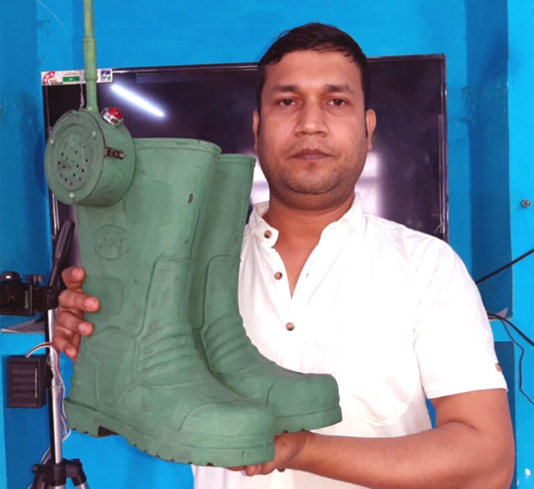 UP: काशी के वैज्ञानिक ने बनाया इंटेलिजेंस जूता: जूते सीमा पर करेंगे वतन की रखवाली...जरूरत पड़ने पर चलाएंगे गोलियां, बॉर्डर पर रोकेगा घुसपैठ!