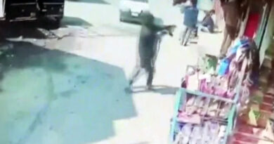 श्रीनगर: टी स्‍टाल पर आतंकियों ने दो पुलिसवालों की गोली मारकर की हत्या, CCTV में कैद हुई घटना