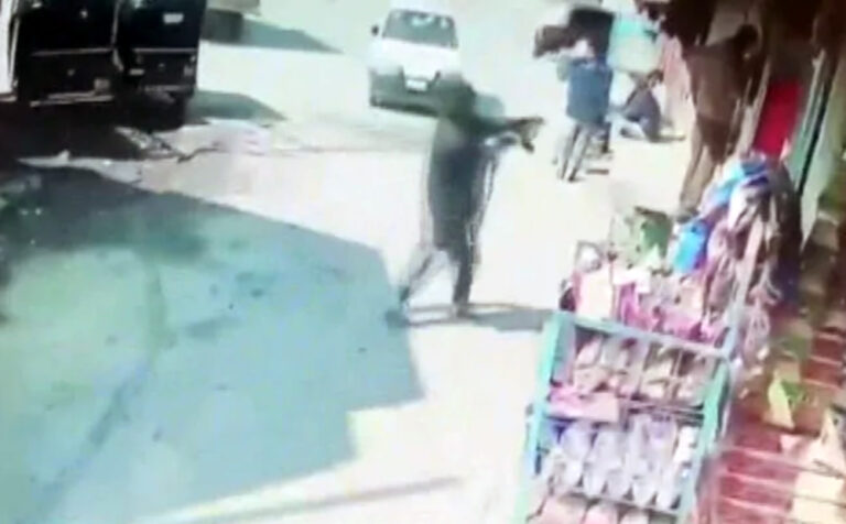 श्रीनगर: टी स्‍टाल पर आतंकियों ने दो पुलिसवालों की गोली मारकर की हत्या, CCTV में कैद हुई घटना