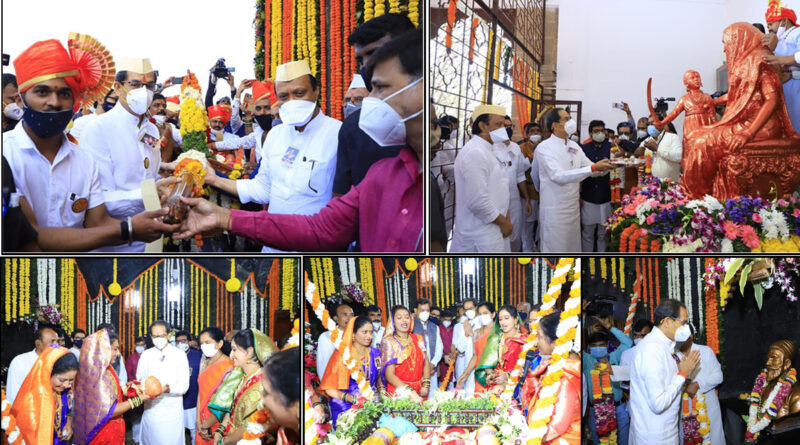 CM उद्धव और अजित पवार ने शिवनेरी किले में शिवाजी महाराज की प्रतिमा पर माल्यार्पण कर मनाई शिव जयंती