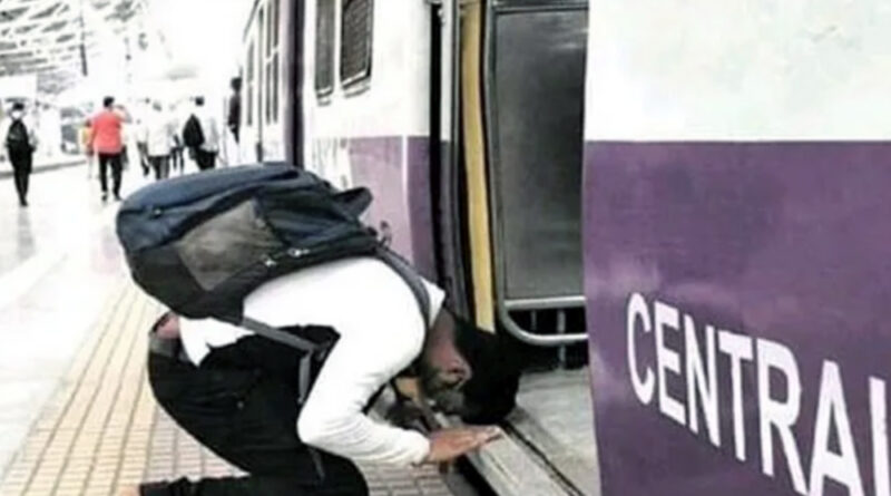 मुंबई: 11 महीने बाद जब दौड़ी लोकल, तो माथा टेक भावुक हुआ शख्स, तस्वीर सोशल मीडिया पर वायरल