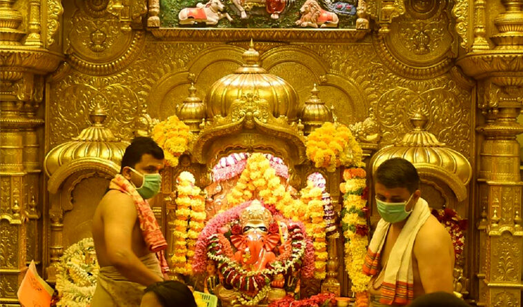 महाराष्‍ट्र कोरोना केस: सिद्धिविनायक मंदिर में बंद हुए भक्‍तों के लिए दर्शन, शिरडी साई मंदिर में भक्तों के दर्शन को लेकर किया गया बड़ा बदलाव