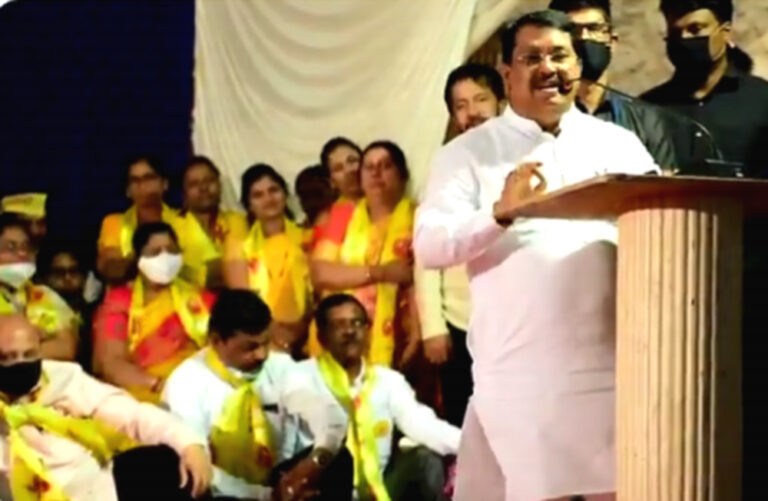 महाराष्ट्र: उद्धव सरकार के मंत्री विजय वडेट्टीवार के बिगड़े बोल- साधुओं को कहा 'नालायक'