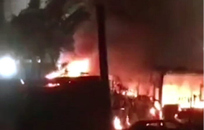 मुंबई के वडाला में पेट्रोल पंप के पास खड़ी दो बसों में लगी भीषण आग! टल गई बड़ी दुर्घटना, वरना हो जाता बड़ा हादसा!