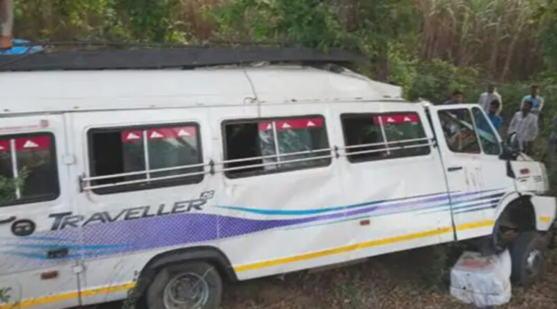 शाहजहांपुर: ब्रेक फेल होने के बाद हाइवे किनारे पलटी ट्रैवलर बस, 2 यात्रियों की मौत