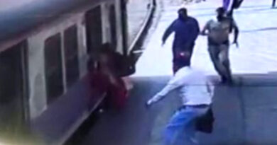 मुंबई: चलती लोकल में चढ़ने की कोशिश में ट्रेन के नीचे आने से बची महिला, RPF अधिकारी ने ऐसे बचाई जान