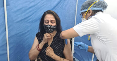 मुंबई: हेमा मालिनी और जॉनी लीवर ने लगवाया कोविड-19 का टीका