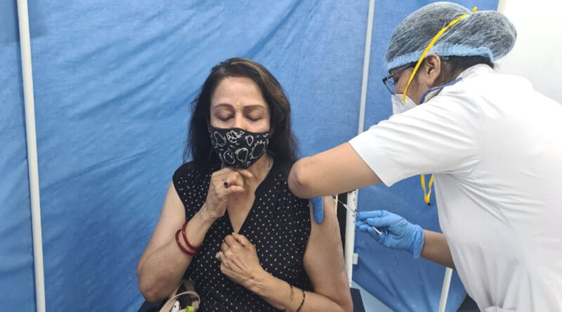 मुंबई: हेमा मालिनी और जॉनी लीवर ने लगवाया कोविड-19 का टीका