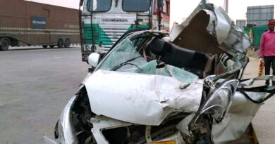 UP: भदोही के लालानगर में खड़े ट्रक में घुसी कार, 3 लोगों की मौत!