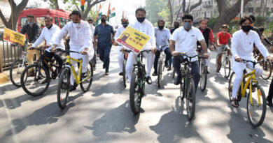 महाराष्ट्र: पेट्रोल-डीजल, ईंधन-गैस दर में वृद्धि का विरोध करने साइकिल से विधानसभा पहुंचे कांग्रेस के मंत्री व MLA