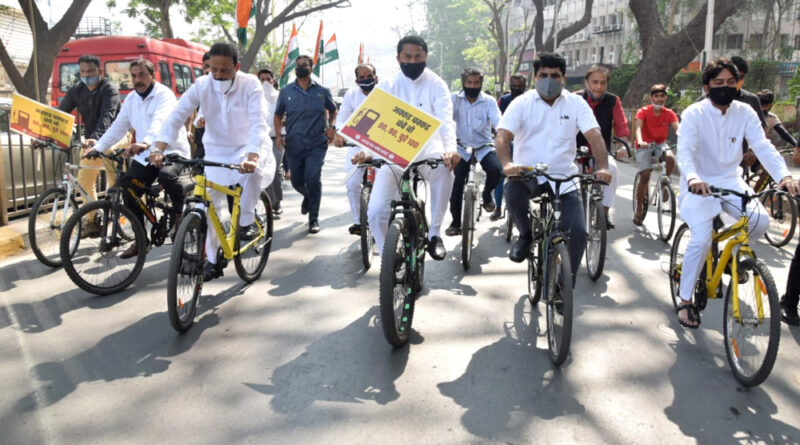 महाराष्ट्र: पेट्रोल-डीजल, ईंधन-गैस दर में वृद्धि का विरोध करने साइकिल से विधानसभा पहुंचे कांग्रेस के मंत्री व MLA