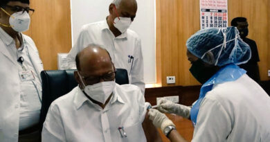 एनसीपी चीफ शरद पवार ने बेटी सुप्रिया के साथ जेजे हॉस्पिटल में लगवाया टीका, कोरोना वैक्सीन लेने वाले महाराष्ट्र के पहले राजनेता बने पवार