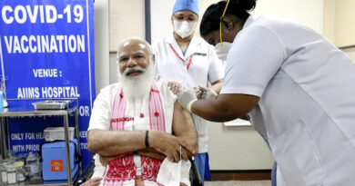 जब टीका लेते समय PM मोदी ने नर्स से कहा- नेता मोटी चमड़ी के होते हैं...मोटी सुई तो नहीं लगेगी!
