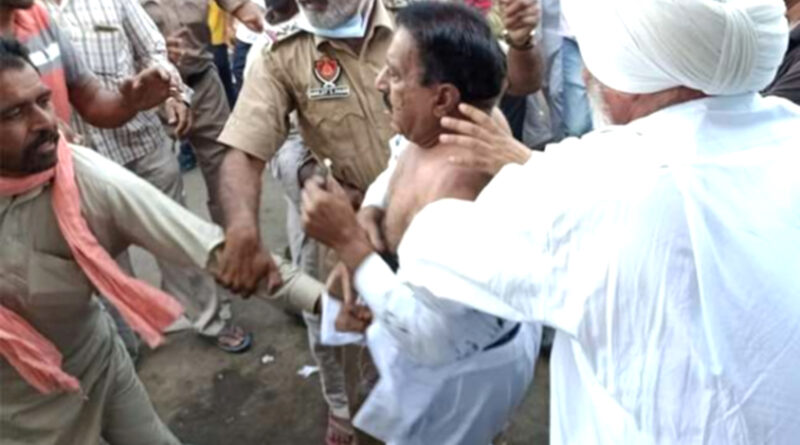 पंजाब के मलोट में उग्र किसानों ने BJP विधायक अरुण नारंग को पीटा, कपड़े फाड़े, काली स्‍याही फेंक जताया विरोध!