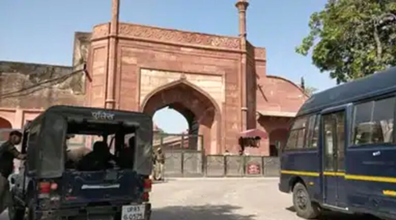 ताजमहल में बम की सूचना से अफरातफरी, पर्यटकों को निकाला गया बाहर