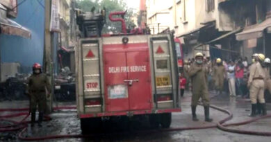 दिल्ली: कीर्ति नगर के फर्नीचर मार्केट में लगी भीषण आग