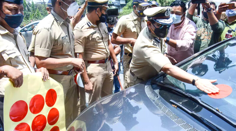 गाड़ियों पर स्टीकर लगाने वाले आदेश को मुंबई पुलिस ने लिया वापस