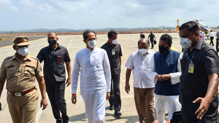 सीएम उद्धव ठाकरे ने किया कोकण का दौरा, बोले- सबको पहुंचेगी मदद!