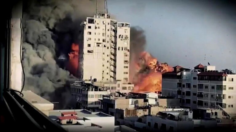 इजराइल का खूनी बदला: हमास की 13 मंजिला इमारत को उड़ाया, अब तक 83 की मौत