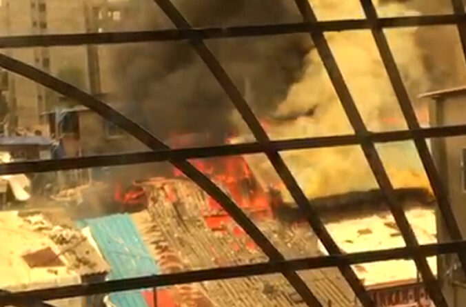 मुंबई के कुर्ला पश्चिम स्थित बेकरी में लगी भीषण आग