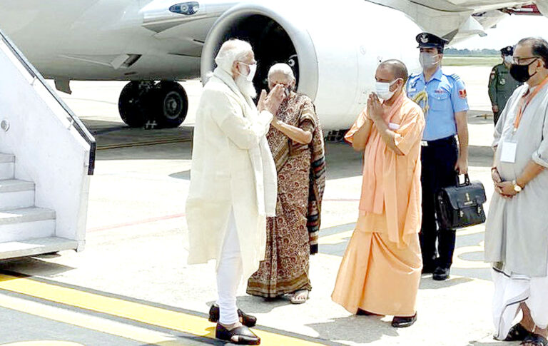 प्रधानमंत्री नरेंद्र मोदी आज वाराणसी के दौरे पर हैं