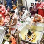 मुख्यमंत्री योगी आदित्यनाथ ने श्री काशी विश्वनाथ के दरबार में विधि-विधान से की पूजा-अर्चना