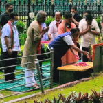 नारायण राणे बालासाहेब ठाकरे को श्रद्धांजलि अर्पित करते हुए