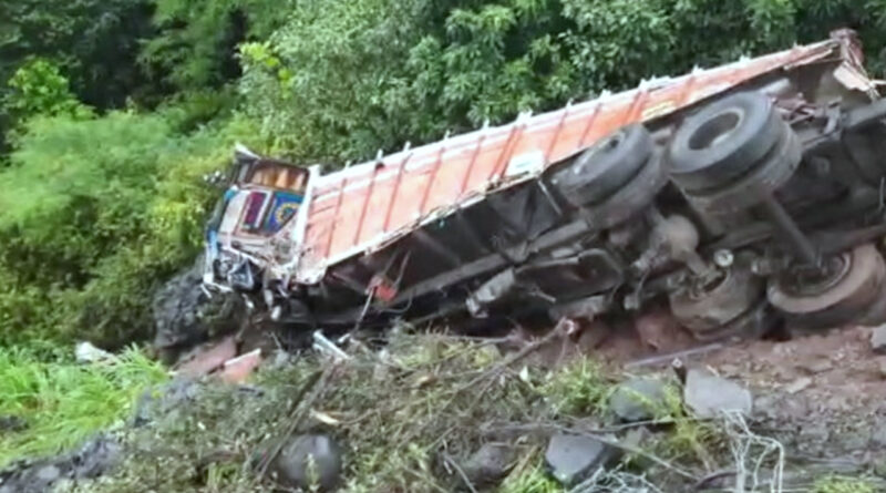 इगतपुरी: बेकाबू ट्रक गहरी खाई में गिरा, चालक की मौत, तीन की हालत गंभीर