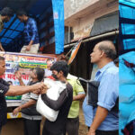 महाराष्ट्र: महाड और चिपलून में बाढ़ पीड़ितों को खाने-पीने का सामान बांटते हुए राकांपा व 'न्यू प्रगति महिला मंडल' (NGO) के पदाधिकारी और कार्यकर्ता.