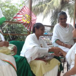 भाई-बहनों के माथे पर तिलक लगाकर उनकी कलाई पर ‘ॐ’ नाम की राखी बांधती हुईं अंजू दीदी