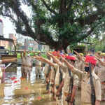 थाना परिसर में पानी के बीच खड़े होकर झंडारोहण के दौरान झंडे को सलामी देते हुए पुलिस के जवान